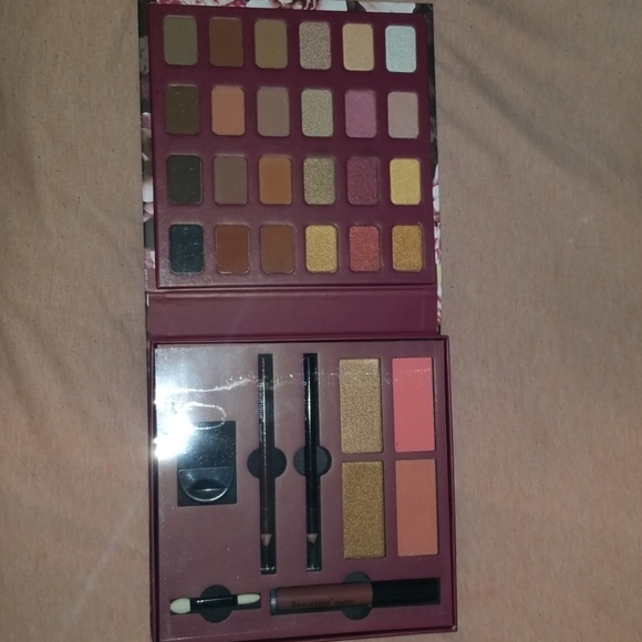 New Gift of Beauty Holiday Collection Makeup Set - Picture 2 of 5